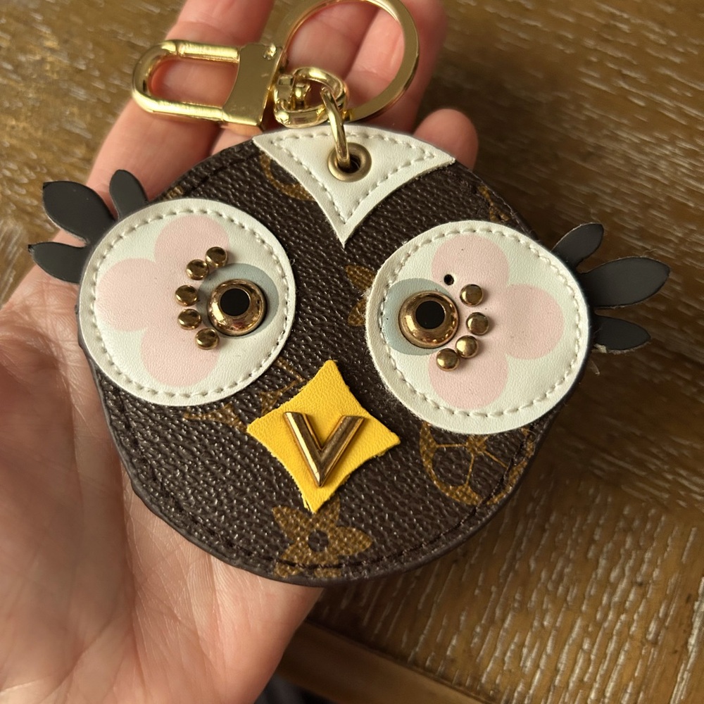 Beautiful Owl key chain bag charm. But..Missing one bead on the right side.